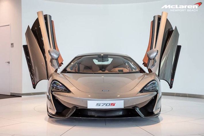 Kết hợp cùng hộp số ly hợp kép 7 cấp SST, xe có thể đạt 0-100 km/h trong 3,2 giây và tốc độ tối đa 328 km/h. Có trọng lượng chỉ 1313 kg, riêng bộ khung sợi carbon của 570S cũng chỉ nặng 80 kg. Vỏ xe được làm từ nhôm có trọng lượng nhẹ.