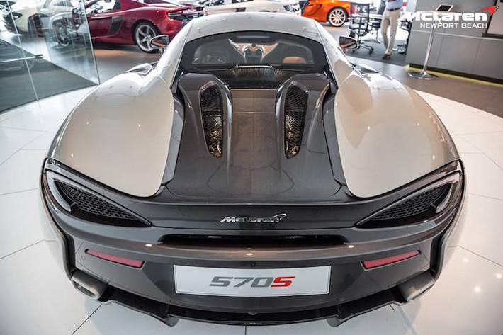 Trong khi đó, đuôi xe với đèn LED lại mang phong cách của siêu xe "triệu đô" McLaren P1.
