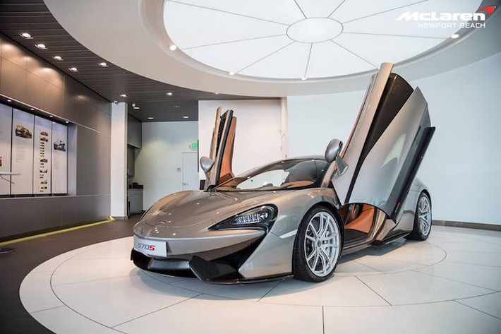 Cửa mở lật lên kiểu "cắt kéo" của 570S được McLaren sử dụng trên những siêu xe của hãng trong thời gian gần đây.