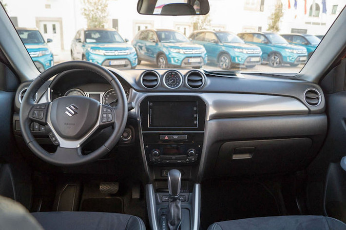 Nội thất cũng tuân theo đúng những triết lý của Suzuki, đơn giản nhưng hiệu quả. Xe được trang bị hệ thống thông tin giải trí thế hệ mới với kết nối smartphone và phần mềm định vị đa năng.