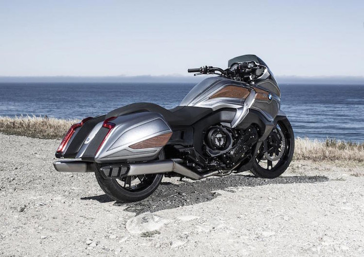 Chiếc xe có kiểu dáng bagger (touring với cốp để đồ tích hợp vào thân) điển hình, thấp và bề thế.