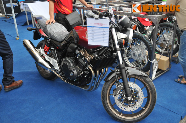 Honda CB400 đời 2015 mới tinh, chưa bóc nilon.