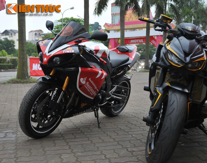 Trong khi ở gần đó là "đàn anh" Yamaha R1 sơn tem đấu Santander.