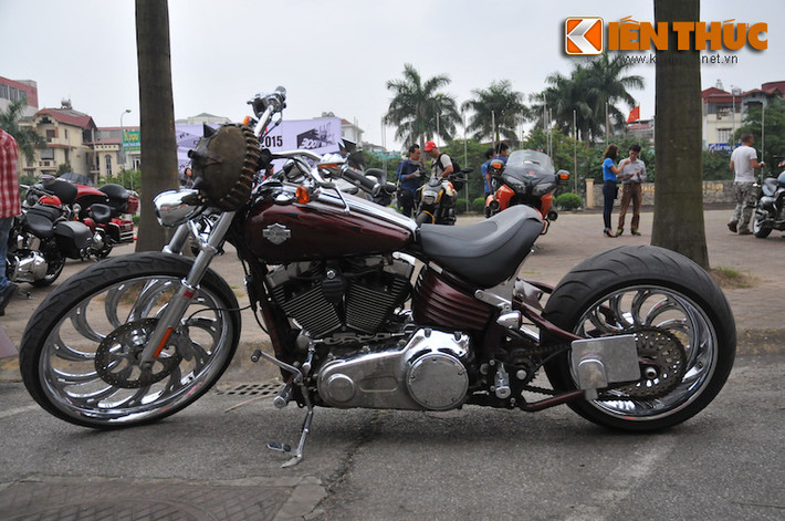 Harley-Davidson Rocker C độ mâm cực ngầu.