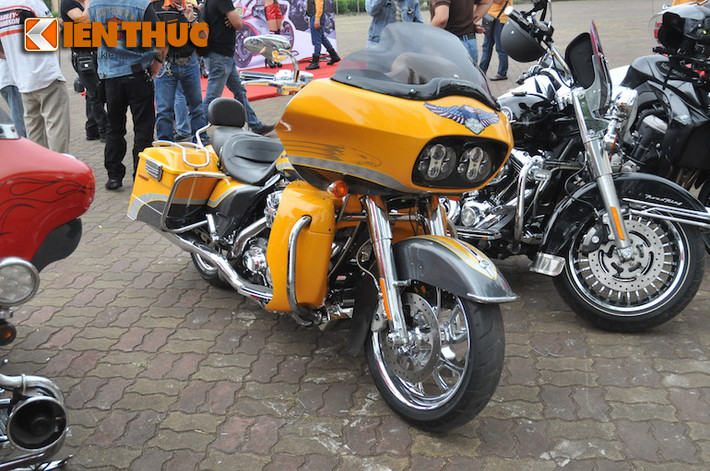 Cả Harley-Davidson Road Glide cũng góp mặt.