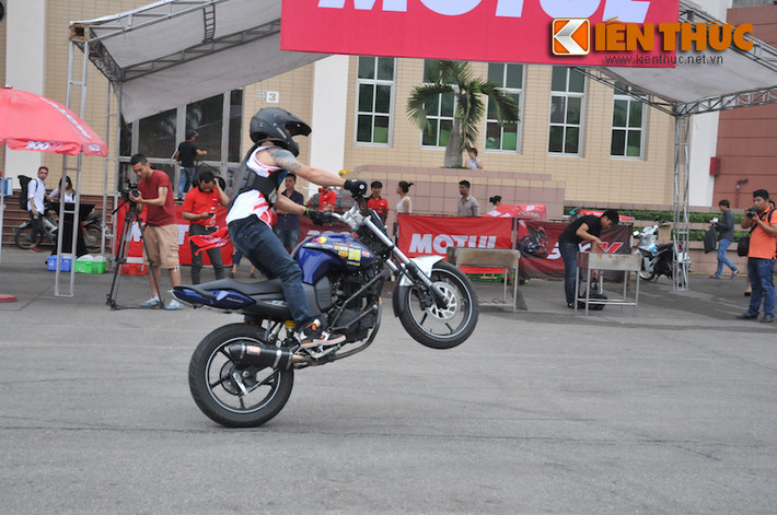 Sau khi "ngắm chán xe", người xem đã được thưởng thức những màn stunt điệu nghệ.