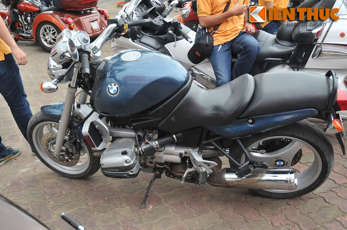 Một chiếc BMW 1100R Motorrad đời cũ nhưng còn khá nguyên bản.