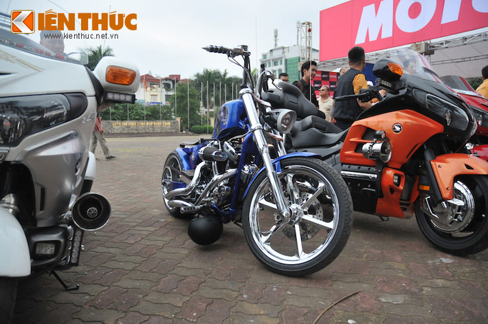 Harley-Davidson XL883 độ dáng bobber và sơn airbrush đẹp mắt.