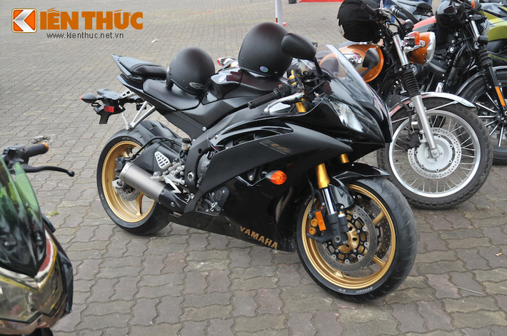 Một chiếc Yamaha R6 còn khá "zin"... xuất hiện tại Motul Moto Club Festival 2015.