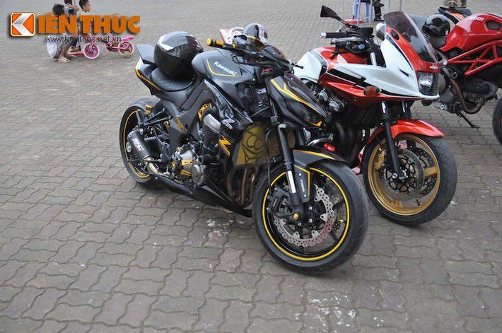 Kawasaki Z1000 độ lại dàn ngoài và pô "so dáng" cùng Honda CB400 Super Bol d'Or Hyper VTEC Revo 2009.
