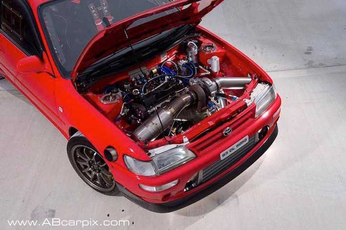 Khối động cơ gốc của Corolla đã được Alan thay bằng máy 4 xi-lanh thẳng hàng tăng áp 2.0l 3S-GTE từ Toyota MR2.