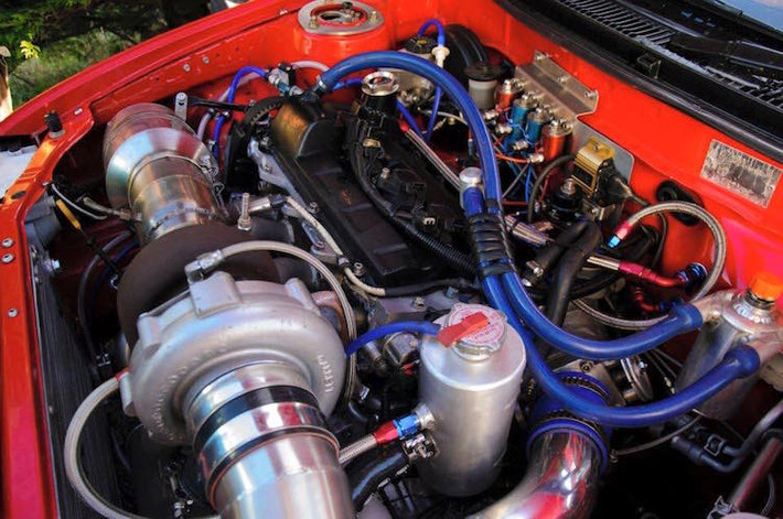 Động cơ của Toyota Corolla đã được "độ" lại hoàn toàn với điểm nhấn là một turbo cực lớn, giúp "kéo" công suất của xe lên tới 927 mã lực.