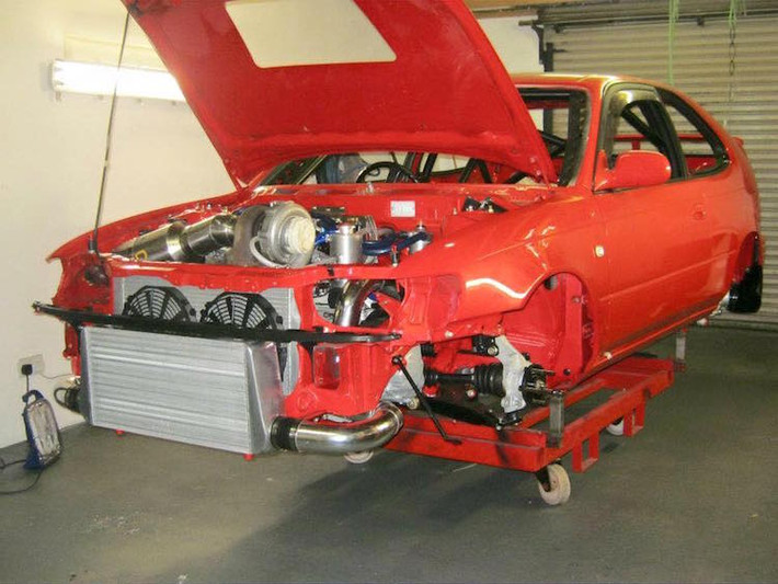 Để có thể chịu được mức công suất khổng lồ, anh cũng đã gia cường hoàn toàn chassis và khung xe.