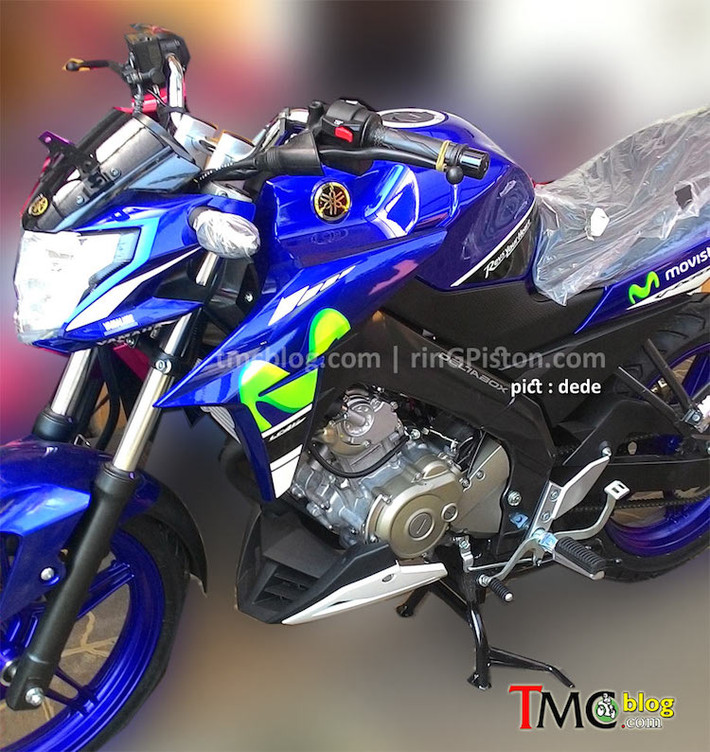 Điểm đặc biệt ở phiên bản này đó là nó mang màu sơn và tem trang trí của đội đua MotoGP Yamaha Movistar.