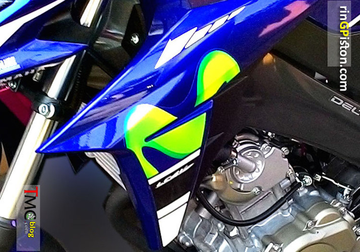 Logo đội Yamaha MoviStar hiện hữu ngay trên thân xe.