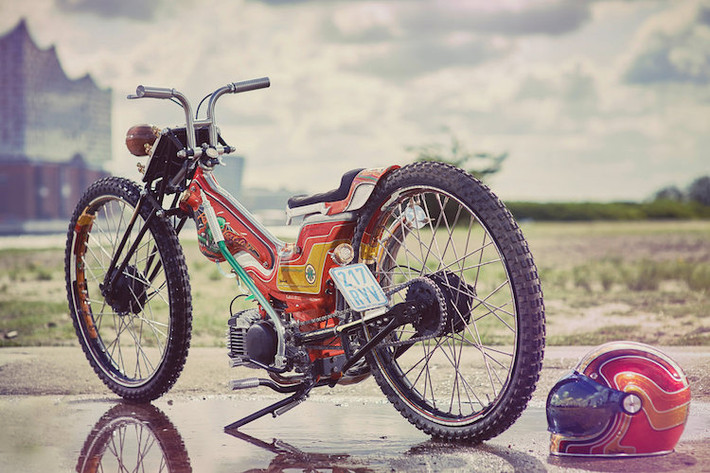 Khi còn ở tuổi "teen", Danny Schramm cùng những người bạn đã từng sở hữu những chiếc xe Kreidler Florett và "làm loạn" ở các khu làng địa phương. Sau nhiều năm, Danny đã trưởng thành và mở ra một công ty độ xe cho riêng mình - SchrammWerk.