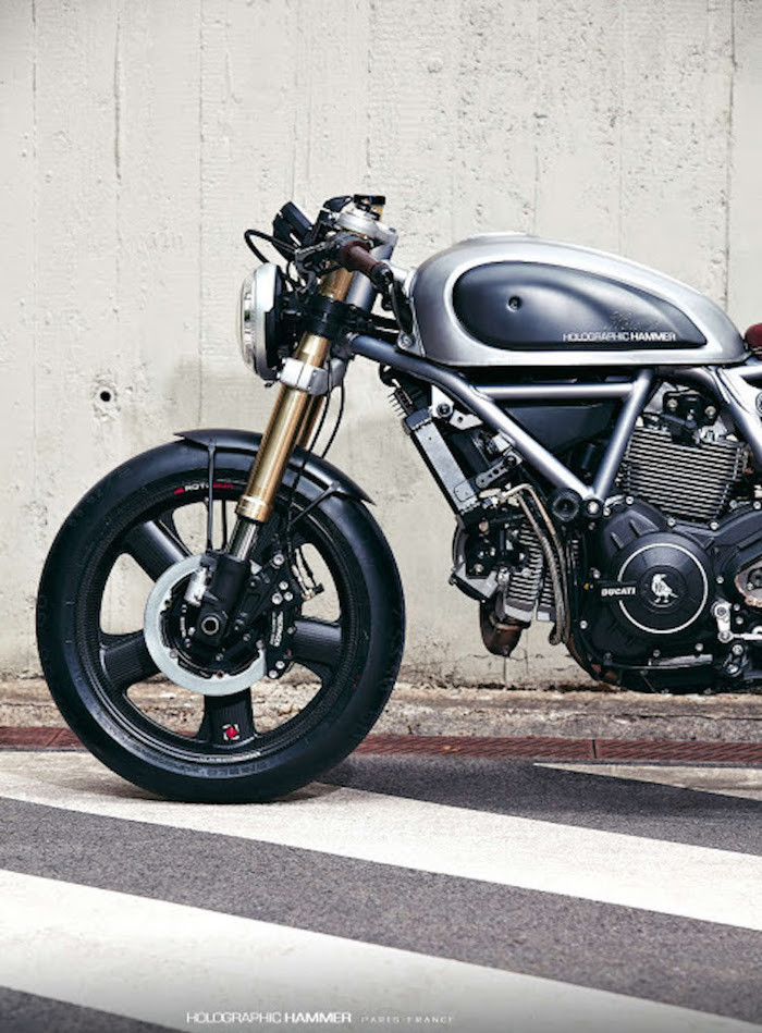 Đặc biệt, chiếc Scrambler này đã được trang bị mâm carbon "hàng hiệu" Rotobox, cùng với lốp trơn Pirelli như xe đua.