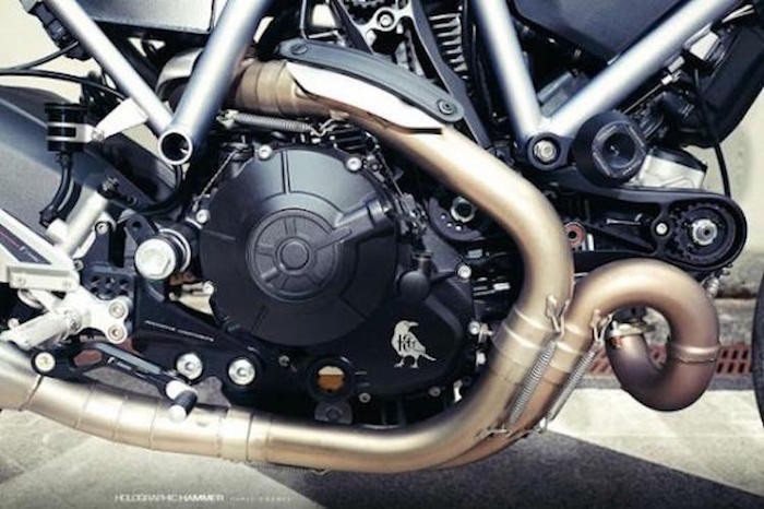 Khối động cơ nguyên bản của Scrambler không có sự thay đổi, nhưng Scrambler x Cafe Racer vẫn có hiệu năng vận hành cao hơn nhờ trọng lượng nhẹ hơn bản gốc tới 20 kg.