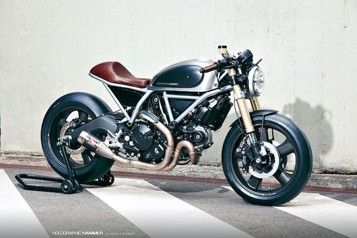 Thay đổi dễ nhận ra đầu tiên trên Scrambler x Cafe Racer đó là chiếc xe đã mang dáng cafe điển hình, nhờ có đuôi xe cắt ngắn và phuộc Up-Side-Down mới.