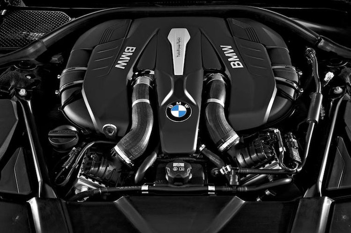 7 Series mới sẽ được bán với 4 phiên bản động cơ khác nhau là 730d, 740i, 740e và 750i; trong đó phiên bản 740e hybrid lần đầu tiên xuất hiện ở dòng xe.