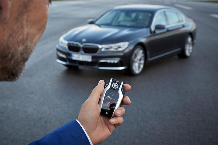 Đặc biệt, BMW 7 Series mới là mẫu xe đầu tiên trên Thế giới có khả năng tự động đỗ xe từ xa, thông qua chìa khoá thông minh.