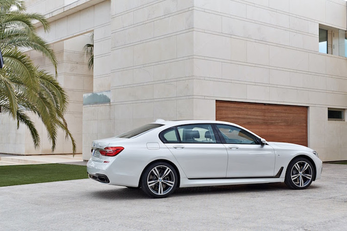 Cuối cùng, cũng giống như những dòng xe khác của BMW, 7 Series cũng có tuỳ chọn gói trang bị thể thao M Sport với nhiều chi tiết mới. Giá bán và ngày bán của chiếc xe chưa được BMW công bố.