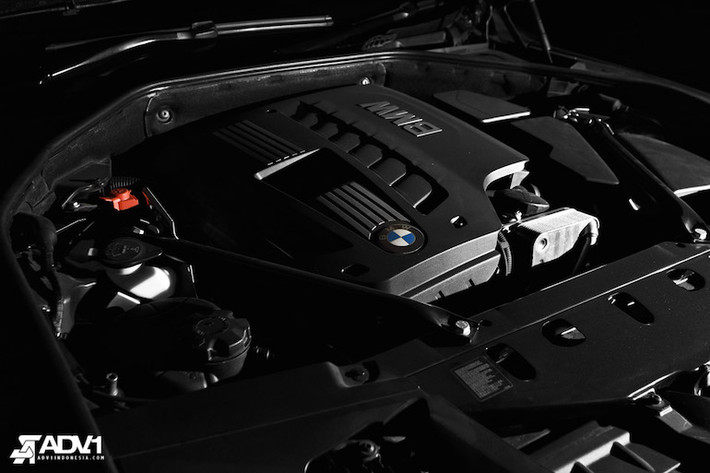 Là phiên bản thấp nhất của dòng 7 Series, 760 Li có động cơ 6 xi-lanh thẳng hàng 3.0L với công suất 258 mã lực và mô-men xoắn cực đại 310 Nm.
