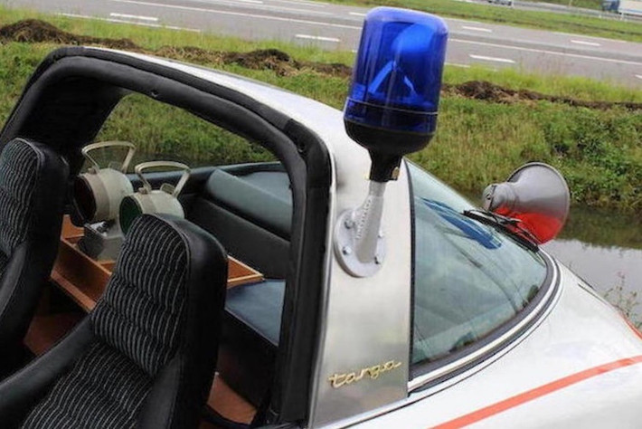 Phiên bản mui trần Targa đã được lựa chọn để cảnh sát có thể đứng lên ghế phụ trong trường hợp cần ra hiệu lệnh cho các phương tiện khác trên đường cao tốc.