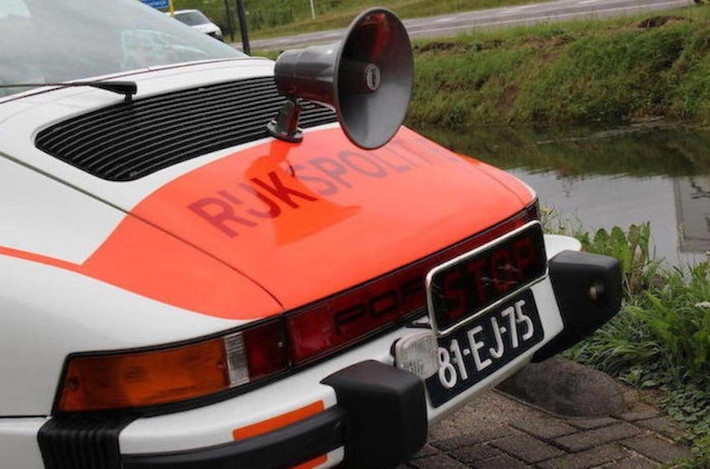 Là một mẫu xe cảnh sát, những chiếc 911 Targa này cũng có các trang bị đặc biệt, bao gồm một hộp trang bị đặc biệt ở ghế sau, điện thoại, đèn sương mù phía sau, loa phóng thanh cùng hàng loạt các đèn cảnh báo...