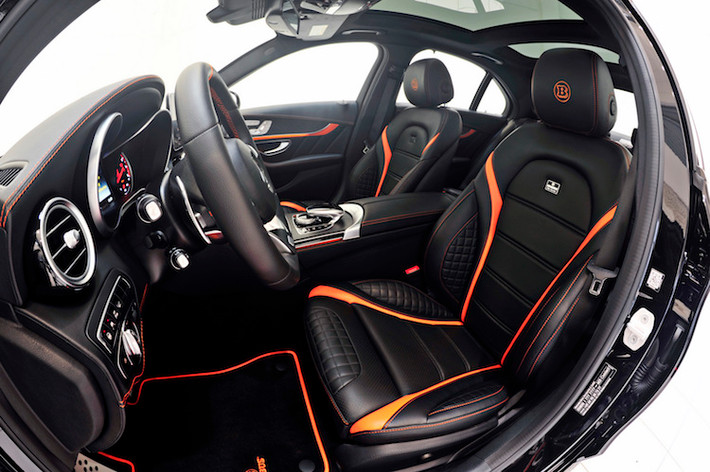 Là một trong những hãng độ xe "Mẹc" ở "chiếu trên", Brabus cũng không quên nâng cấp cả nội thất của C63 AMG.