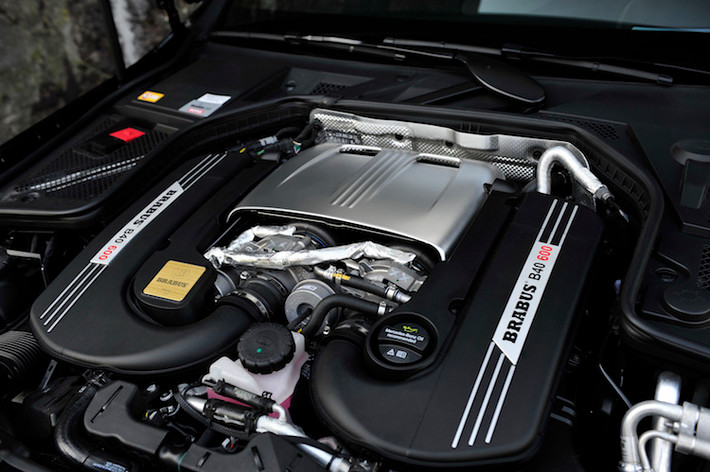 Bên dưới nắp ca-pô, động cơ V8 4.0l tăng áp kép của C63 AMG nhận được thêm gói nâng cấp PowerXtra B40 – 600, giúp nâng công suất của xe lên thêm 88 mã lực.