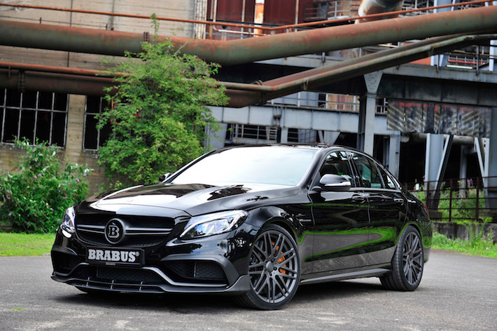 Bắt đầu từ ngoại thất, để giúp chiếc Mercedes C63 AMG ổn định hơn ở tốc độ cao, Brabus đã trang bị cho chiếc xe "full" dàn bodykit do chính hãng thiết kế.