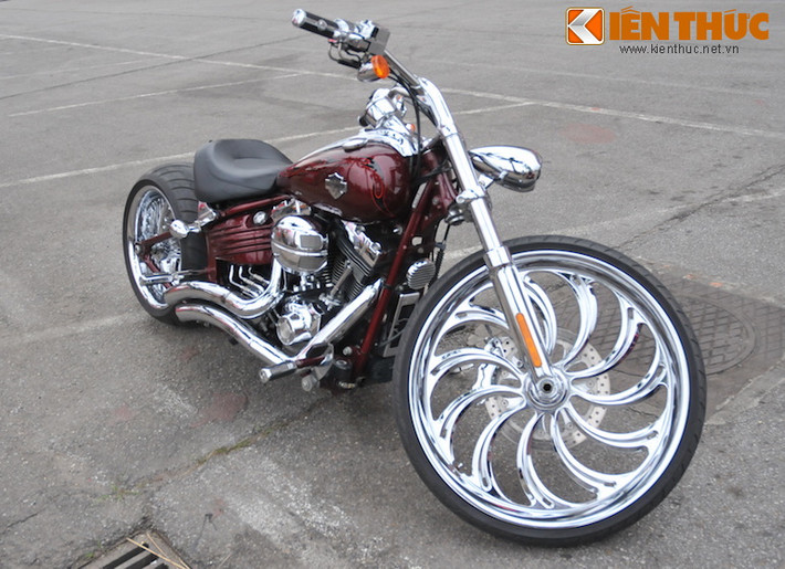 Khởi đầu là một chiếc Harley-Davidson Softail Rocker C, chiếc xe đã được "độ" lại trong Thành phố Hồ Chí Minh.