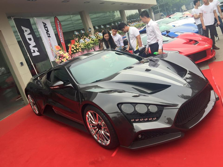 Mở đầu hàng xe là siêu xe Zenvo ST1 cực hiếm của Đan Mạch, với động cơ 6.8l V8 1104 mã lực.