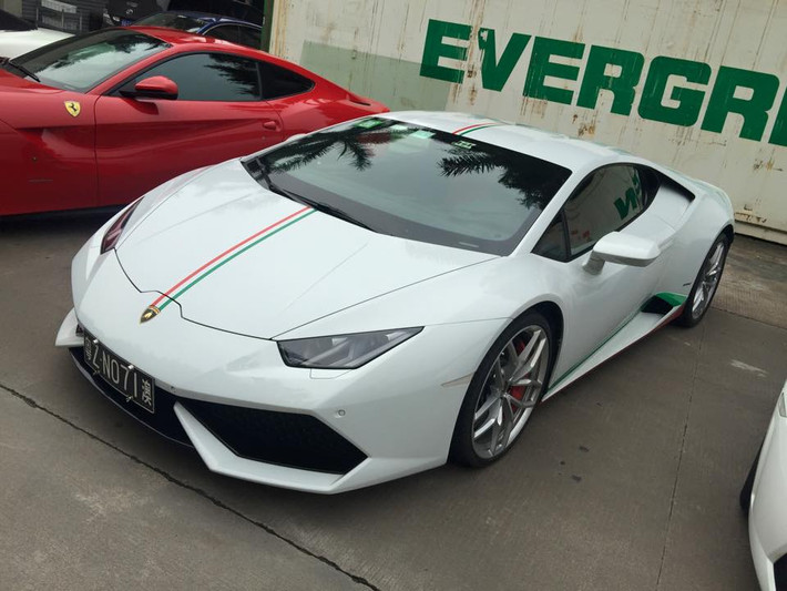 Một chiếc Lamborghini Huracan với sọc cờ Ý chạy dọc thân xe do Impressive Wrap dán.