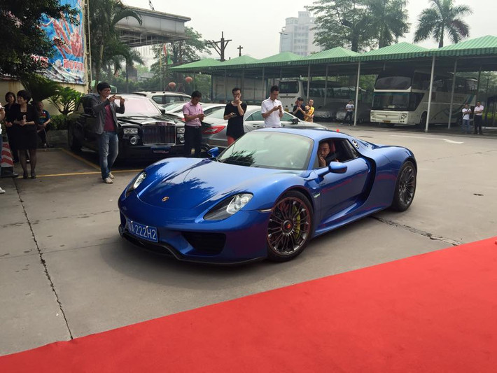 Nối tiếp dau Zenvo ST1 là bộ ba siêu xe hybrid nổi tiếng, bao gồm Porsche 918 Spyder...
