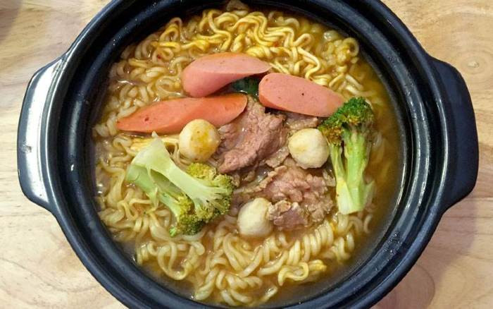 Món mì này đơn giản với nước lèo có vị kim chi, mì tôm cùng các nguyên vật liệu ăn kèm như thịt, hải sản, xúc xúc, bò viên, nấm...