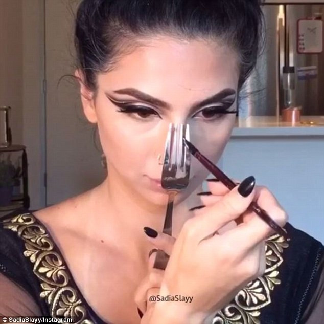 Mới đây, Sadia vừa quay một đoạn video ngắn đăng tải trên Instagram về việc sử dụng dĩa, dao, thìa để làm dụng cụ trang điểm, tạo khối cho khuôn mặt.