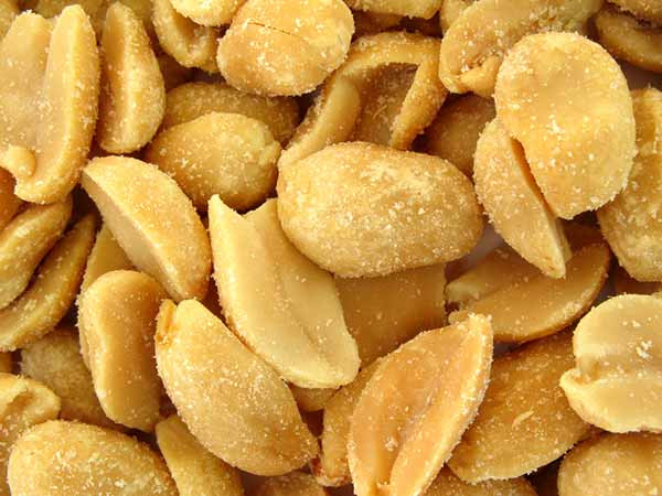 Thực phẩm chứa kẽm. Thực phẩm chứa kẽm như đậu phộng, hải sản giúp chống lại nhiễm trùng và tăng cường hệ miễn dịch.