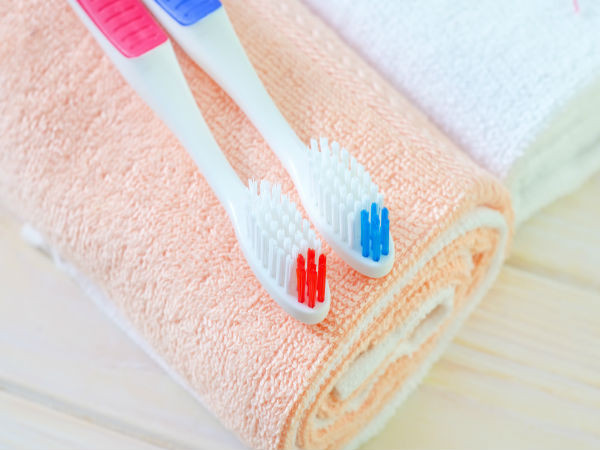 Mỗi khi đánh răng xong, bạn không nên đặt bàn chải ở những vị trí nằm ngang. Thay vào đó, bạn dựng đứng chúng để nước có thể róc khô, tránh ẩm ướt ở lông bàn chải.