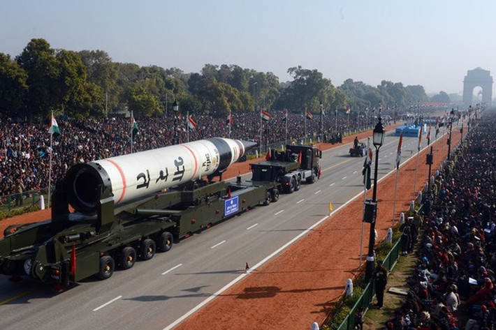 Ngoài ra tên lửa đạn đạo tiên tiến hiện đại cũng sử dụng radar, việc dẫn hướng đối sánh địa hình cũng cần yêu cầu dữ liệu thông tin địa lý không gian chính xác. Điều này cũng sẽ cải thiện đáng kể độ chính xác của các tên lửa đạn đạo tương lai của Ấn Độ và gây áp lực lên hệ thống phòng thủ của Trung Quốc. Ảnh: Tên lửa đạn đạo liên lục địa Agni-5 Ấn Độ tại cuộc diễu binh ngày Cộng hòa ở New Delhi năm 2013 - Nguồn: Getty