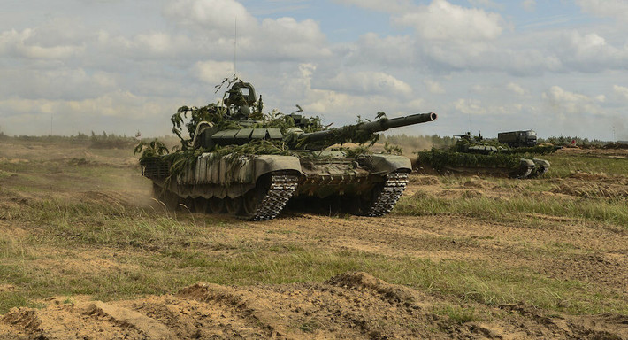 Có thể nói rằng, T-72B3 chính là lực lượng xương sống của tăng - thiết giáp hiện nay với số lượng khoảng hơn 1.000 chiếc, bên cạnh các phiên bản T-72B cũ hơn và T-80U/UD, T-90A. Trong thời gian sắp tới, các xe tăng T-72B3 của Nga sẽ dần được nâng cấp lên chuẩn T-72B3 Mod 2016 cùng với đó là việc tiếp nhận thêm xe tăng T-80BVM, T-90M hiện đại giúp cho lục quân Nga càng thêm phần mạnh mẽ. Ảnh: Xe tăng T-72B3 Mod 2016 tại cuộc diễn tập Zapad-2017.