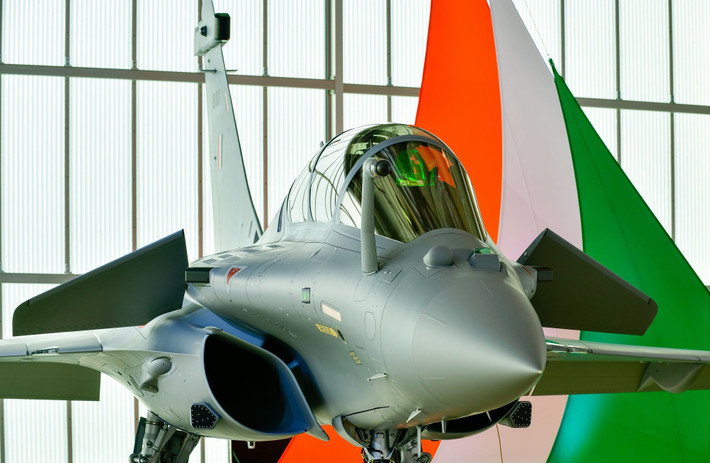 Phiên bản Rafale được thiết kế cho Ấn Độ đã bổ sung thêm 13 tính năng mới. Tuy nhiên giá mua một chiếc Rafale cao tới 200 triệu USD và giá gần tương đương với chiếc F-22; vì vậy lượng đặt hàng của Ấn Độ chỉ có 36 chiếc. Ảnh: Chiến đấu cơ Rafale của Ấn Độ - Nguồn: Wikipedia.