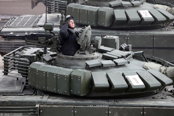 T-72B3M thay thế động cơ V-84 công suất 840 mã lực cũ trên T-72B3 bằng động cơ V-92S2F có công suất 1.130 mã lực mạnh mẽ hơn rất nhiều. Giáy váy hai bên hông cũng được bổ sung các khối giáp phản ứng nổ bổ sung Relikt, ống xả và cửa xả khoang động cơ lắp đặt giáp lồng chống đạn RPG. Có thể nói rằng, T-72B3M Mod 2016 này là một trong những xe tăng có khả năng bảo vệ thụ động tốt nhất quân đội Nga hiện nay. Ảnh: T-72B3 Mod 2016 của quân đội Nga.