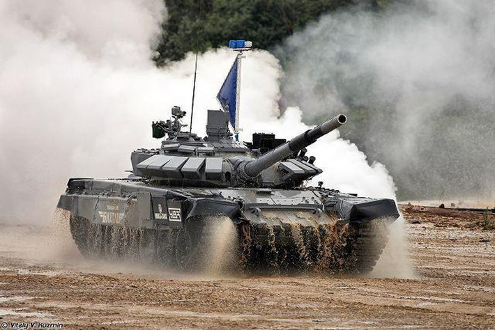 Theo đánh giá tổng quan, T-72B3M Mod 2016 có sức bảo vệ vượt trội và mạnh mẽ hơn hẳn T-72B3M Mod 2014, tuy nhiên để phục vụ cho quá trình huấn luyện thi đấu Tank Biathlon chứ không phải thực chiến trên chiến trường thì T-72B3M Mod 2014 lại là ứng cử viên sáng giá hơn. Có thể rằng trong tương lai không xa, Quân đội ta sẽ có sự quan tâm đáng kể đến hai mẫu xe tăng này, nhập khẩu nhằm nâng cao khả năng huấn luyện cho đội tuyển trong nước cũng như nâng cao sức mạnh chiến đấu. Ảnh: T-72B3M của đội tuyển xe tăng Nga.