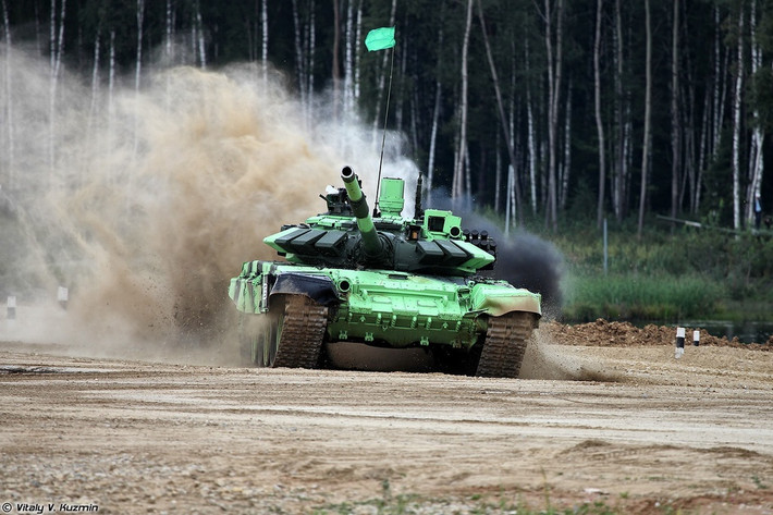 Điểm mới đáng chú ý trên T-72B3M Mod 2014 đó là nó bổ sung khối quang điện quan sát toàn cảnh dành cho vị trí trưởng xa giúp kíp chiến đấu quan sát tốt hơn trên chiến trường, ngoài ra kính ngắm đa kênh Sosna-U cũng được trang bị thêm một cửa sập cơ khí giúp pháo thủ có thể đóng mở từ bên trong để ngăn bùn và đất bắn vào cũng như thao tác nhanh hơn, khác với T-72B3 cũ kíp xe phải tháo mở miếng chắn cho kính. Ảnh: T-72B3M Mod 2014 của đội tuyển xe tăng Nga.