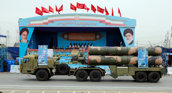 Đứng đầu danh sách quốc gia "dám bán" vũ khí cho Iran có lẽ là Nga? Đại sứ Iran tại Moscow Kazem Jalali gợi ý rằng, Iran muốn bổ sung vũ khí của họ bằng vũ khí của Nga. Và ở Moscow, Nga nói rằng, Nga không sợ các lệnh trừng phạt của Mỹ, Nga sẵn sàng phát triển hợp tác quốc phòng với Iran, nhưng chỉ khi có lợi ích chung. Ảnh: Hệ thống phòng không S-300 mà Iran mua của Nga - Nguồn: Sina