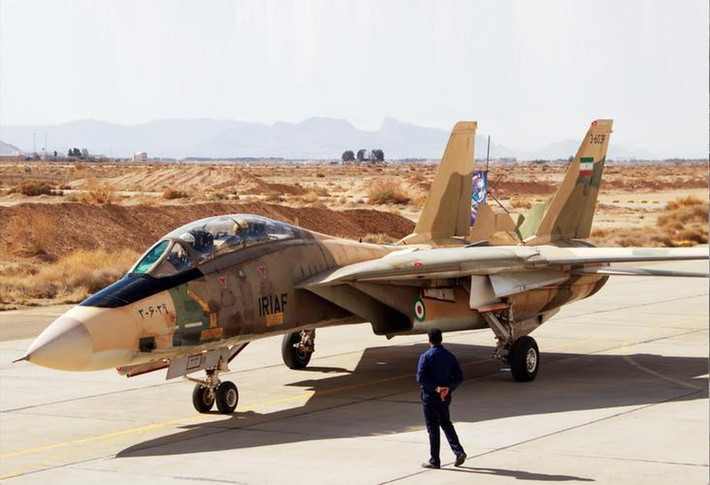 Một quan chức Iran yêu cầu giấu tên trả lời phỏng vấn của tờ Tầm nhìn (VZGLYAD) của Nga cho biết: Lực lượng không quân của Iran quá xuống cấp, đã 20 năm nay, Iran không được trang bị máy bay chiến đấu mới. Hệ thống phòng không của Iran cũng không phải là quá hoàn hảo, Iran thậm chí không thể bảo vệ không phận trước các loại UAV của Israel xâm nhập vào lãnh thổ Iran từ hướng Azerbaijan. Ảnh: Máy bay chiến đấu F-14 của Iran đã quá cũ, cần phải thay thế - Nguồn: Sina