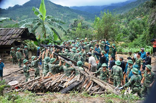 Bước vào thời đại mới, đất nước đã không còn tiếng súng quân thù nhưng không phải vì thế mà trọng trách của những người chiến sĩ bớt đi nặng nhọc. Họ vừa phải ra sức huấn luyện và sẵn sàng chiến đấu cao nhất để bảo vệ Tổ quốc, bên cạnh đó còn phải làm công tác dân vận, bảo vệ và giúp đỡ nhân dân khi gặp khó khăn, khắc phục hậu quả sự cố thiên tai, xây dựng các công trình dân sinh,… Ảnh: Bộ đội giúp người dân dựng lại nhà cửa.