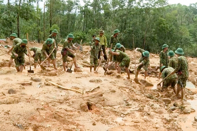 Giữa tình hình mưa bão của miền Trung diễn biến khó lường. Trong ngày 12/10, đất đá đã sạt lở cô lập số lượng lớn công nhân tại thủy điện Rào Trăng 3 của tỉnh Thừa Thiên - Huế. Ngay trong đêm, đích thân Phó tư lệnh Quân khu 4 đã dẫn đoàn cán bộ 20 người đi trinh sát tình hình thực địa để đề ra phương án cứu hộ nạn nhân mắc kẹt. Nhưng không may, lại có một vụ sạt lở diễn ra trút xuống lán nơi đoàn công tác nghỉ chân, khiến 13 cán bộ hi sinh. Đây là một mất mát vô cùng to lớn cho Quân đội và nhân dân cùng gia đình các đồng chí, đã anh dũng quên thân mình vì sự nghiệp bảo vệ tính mạng của mọi người. Ảnh: Chiến sĩ khắc phục sự cố sau sạt lở đất.